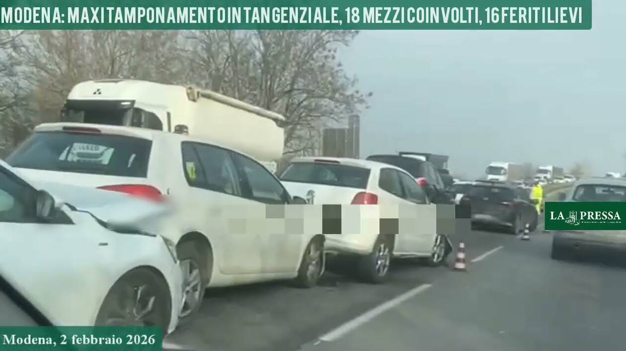 Modena, maxi tamponamento in tangenziale: diciotto mezzi coinvolti, traffico bloccato