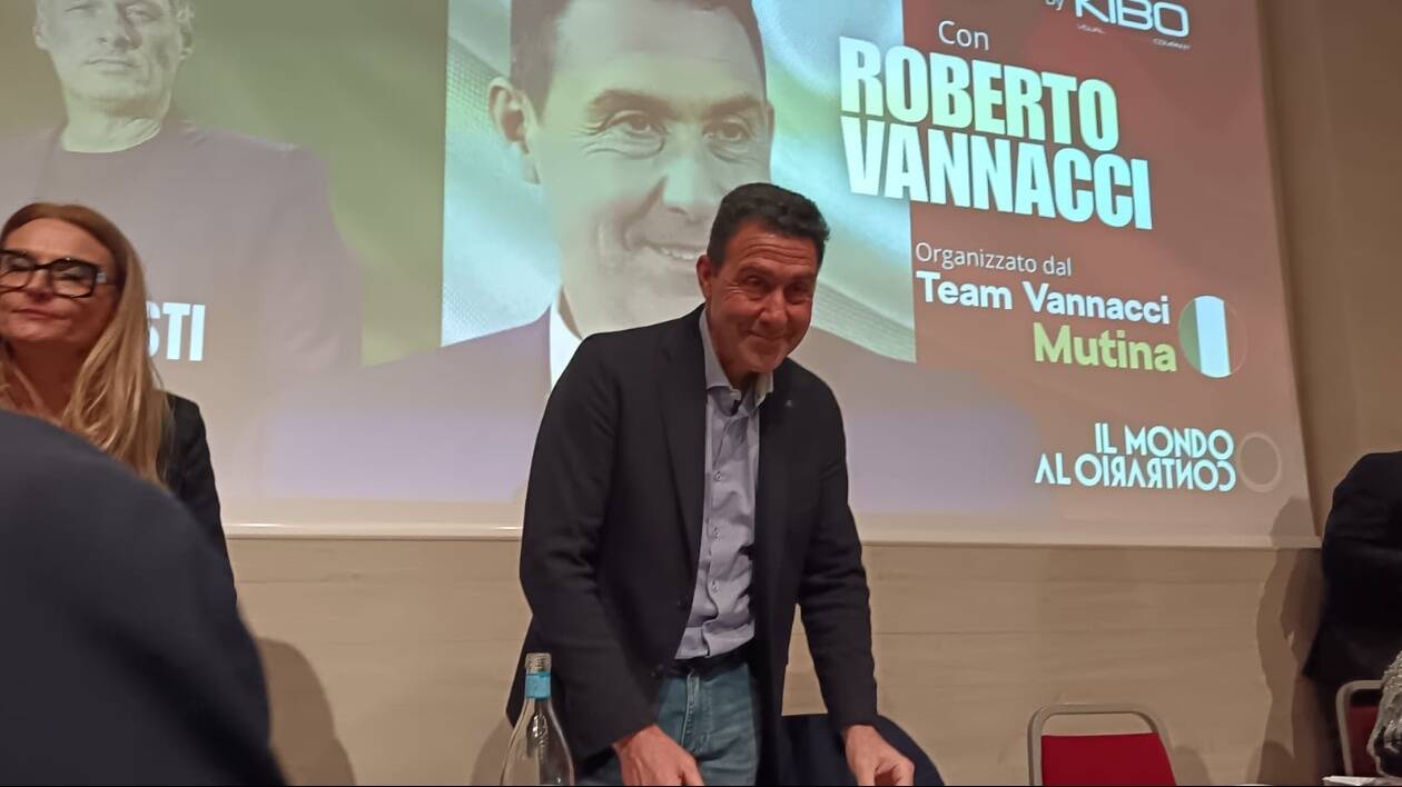 La prima uscita pubblica di Vannacci fuori dalla Lega è a Modena: 'Carroccio ha tradito gli ideali'