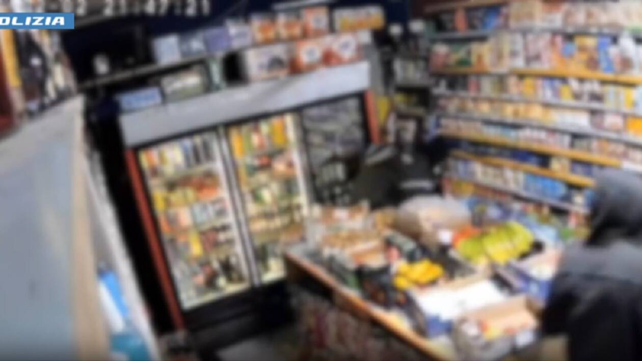 Violenta rapina sotto l'occhio della telecamera: due arresti della Polizia di Stato