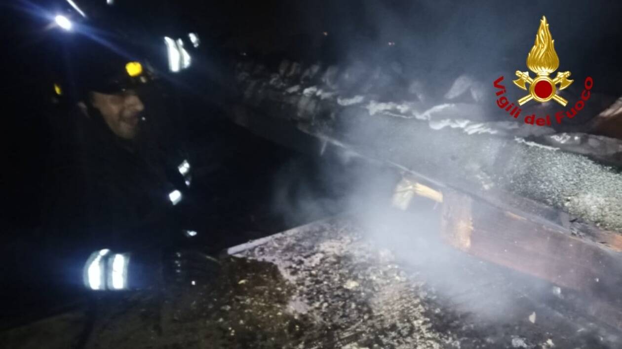Modena, in fiamme il tetto di un edificio storico in via Sant'Agostino