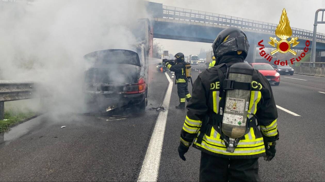 Modena, furgone in fiamme sulla A1: rallentamenti