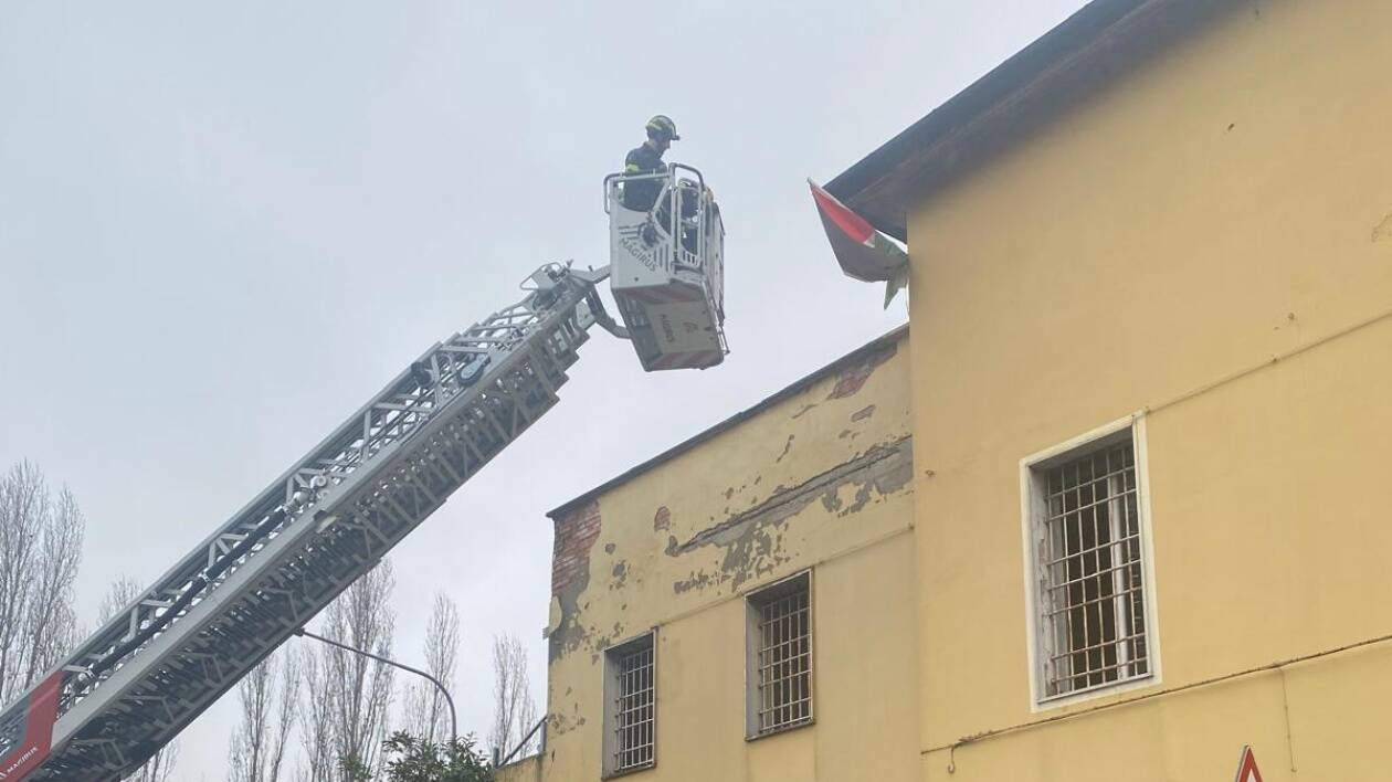 Bandiere comunista e della Palestina all'ex Casa lavoro: il sindaco cambia idea, stamattina sono state rimosse