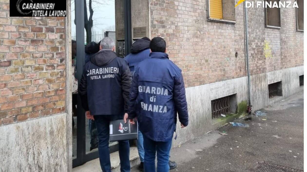 Reggio, turni di 12 ore, dormitori fatiscenti e muffa: smantellato sistema di sfruttamento nel settore tessile