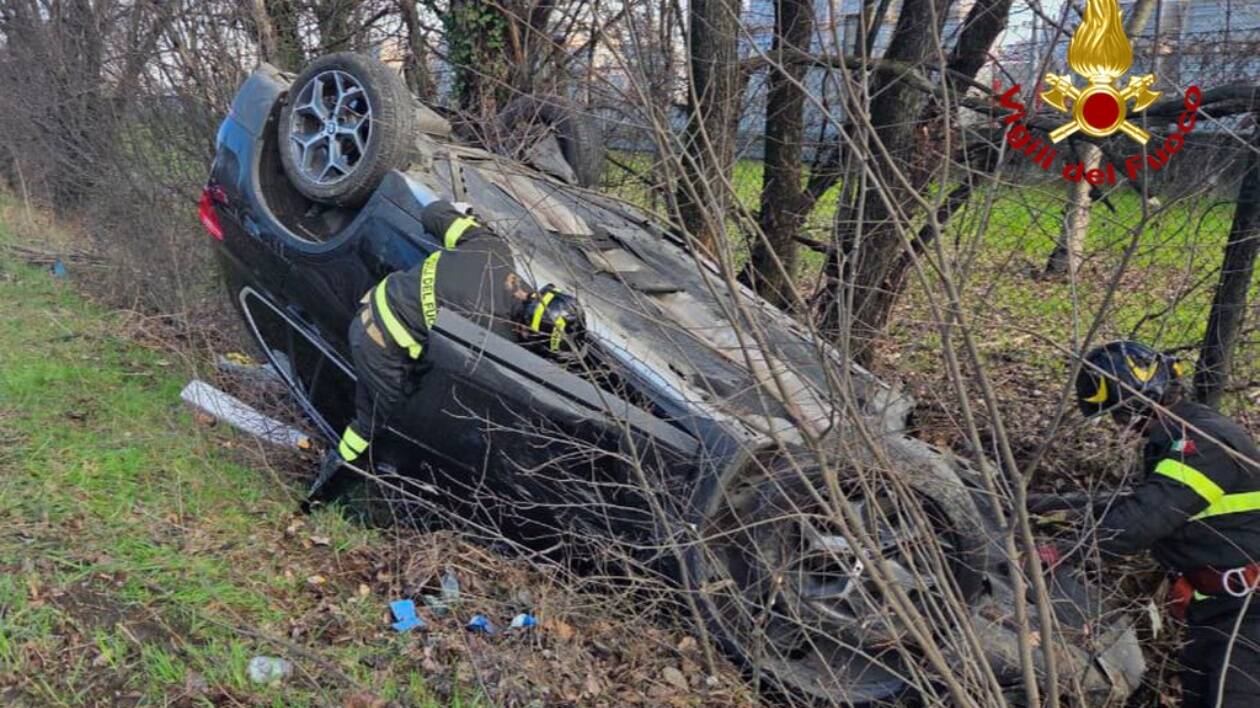 Esce di strada dopo urto, ferito estratto dai Vigili del Fuoco