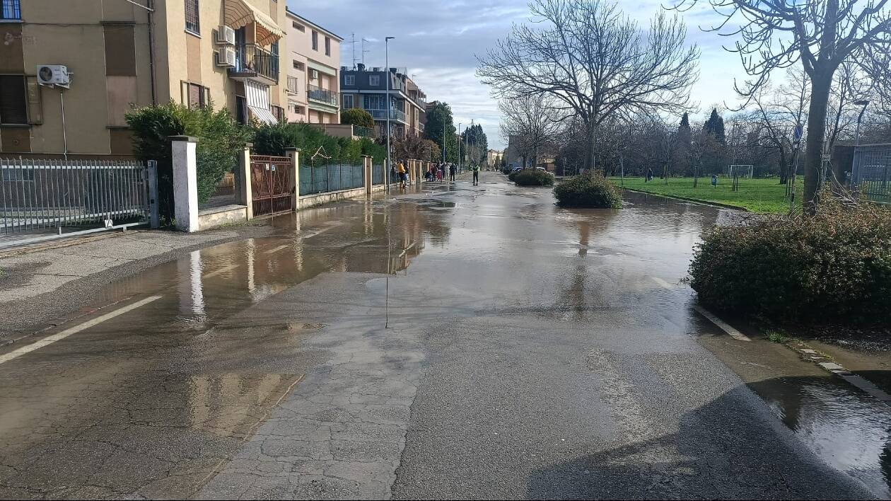 Modena, via Barchetta: tubatura rotta, strada allagata