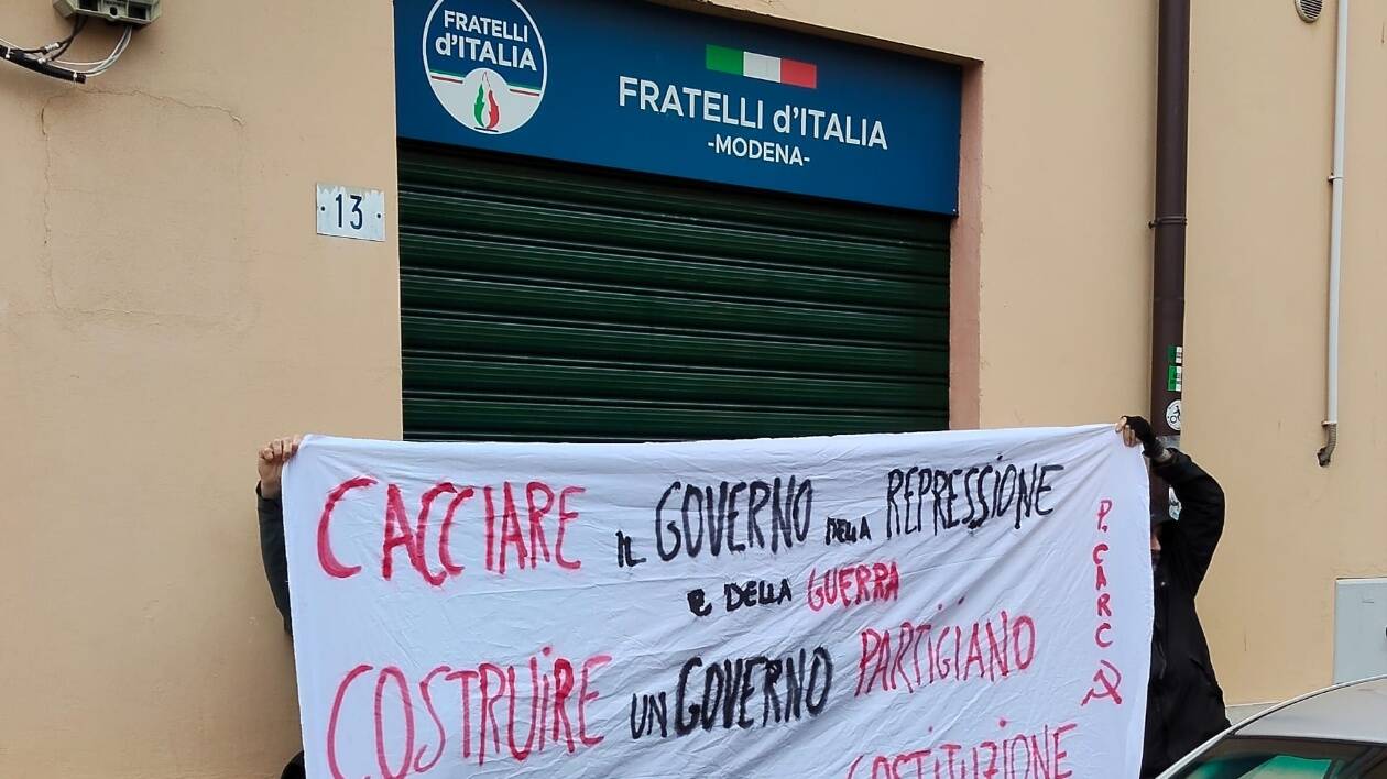Striscione Carc contro il governo alla sede di FDI Modena