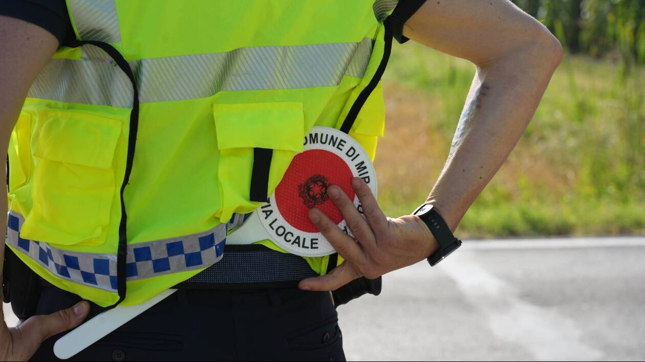 Mirandola, un rumeno e un moldavo occupano ex centro anziani: edificio sgomberato