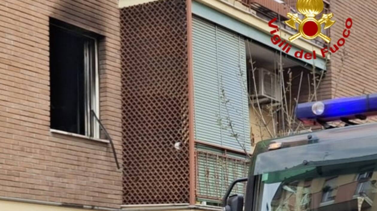 Rogo all'alba in appartamento in via Riva del Garda: una persona intossicata