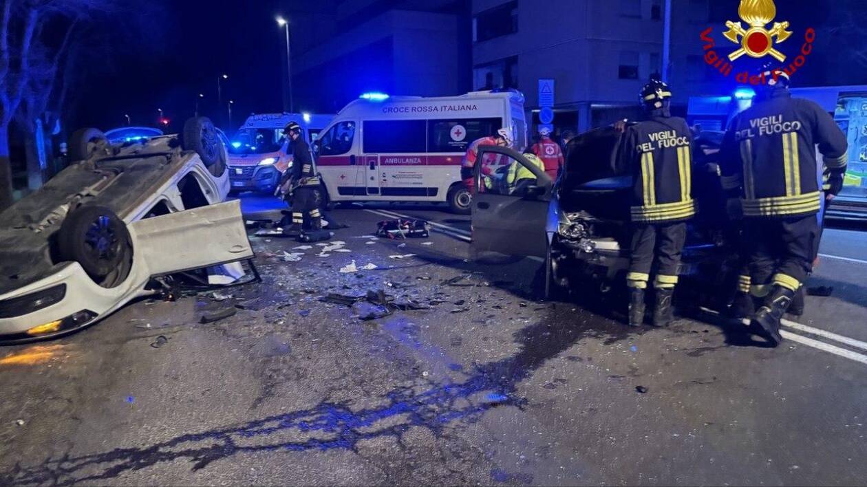 Modena, scontro tra due auto all'alba: 7 feriti