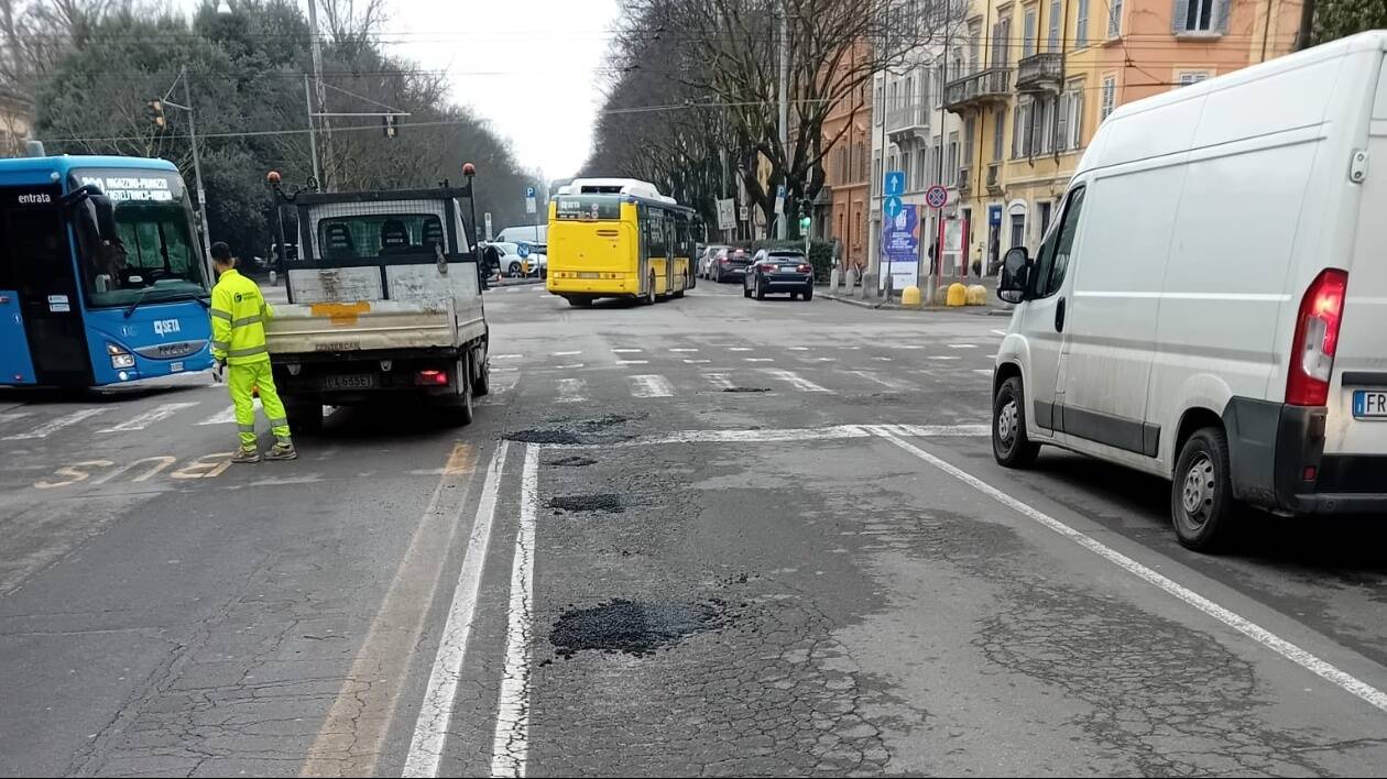 Buche stradali a Modena e in tangenziale, boom di cittadini con auto danneggiate