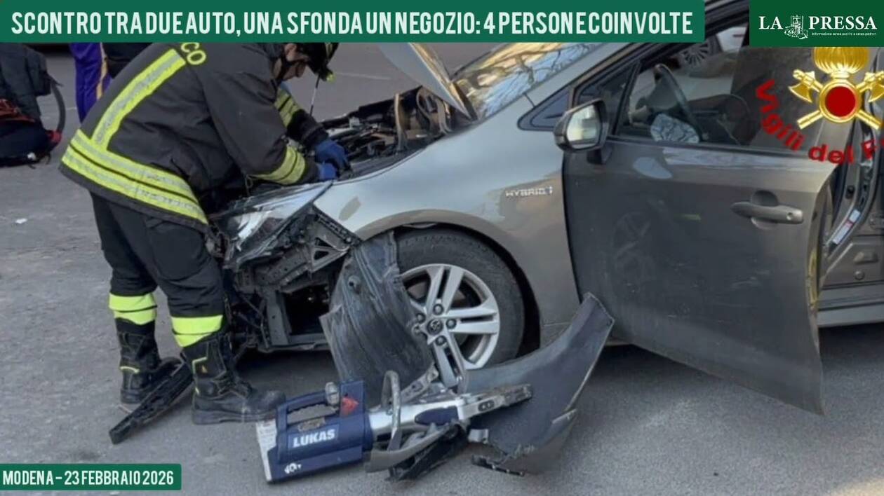 Modena, schianto tra due veicoli: un'auto sfonda un muro e finisce in un negozio