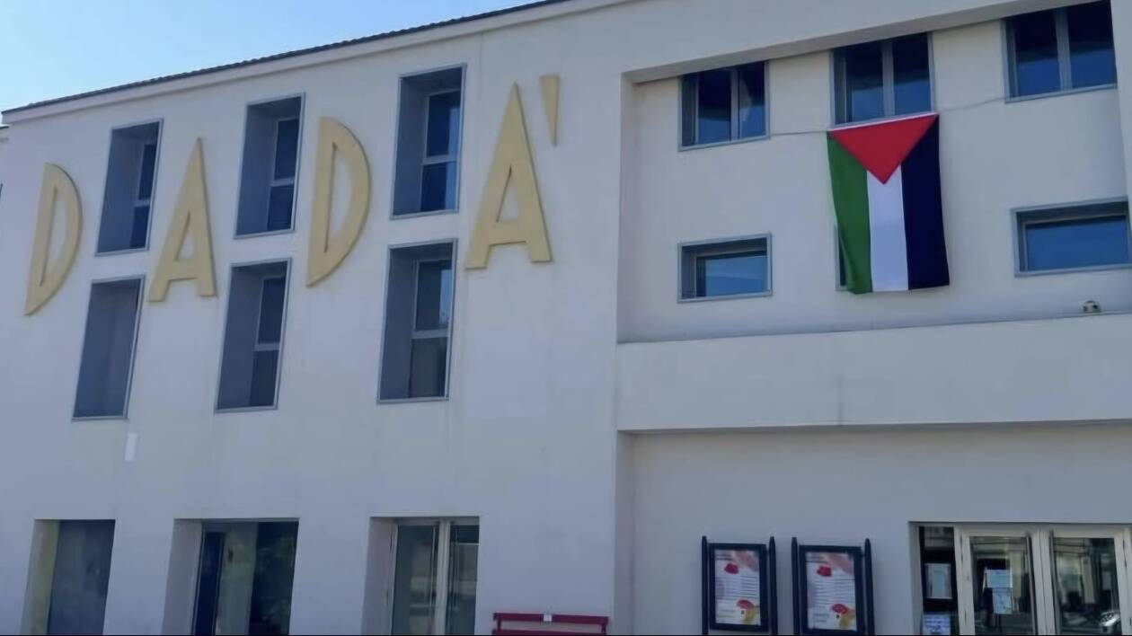 Lega Castelfranco: 'Inaccettabile bandiera Palestina su teatro al posto del tricolore'