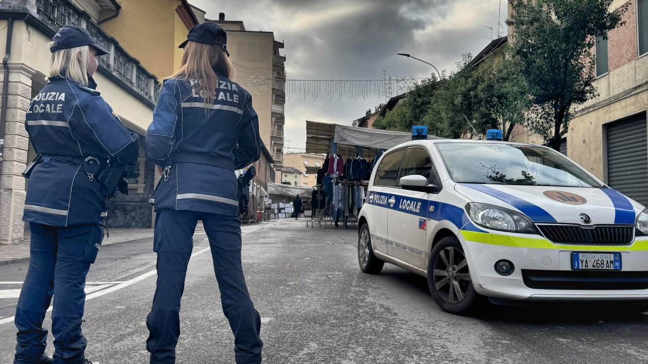 Bambino di due anni vaga in strada a Sassuolo, trovato dalla polizia locale