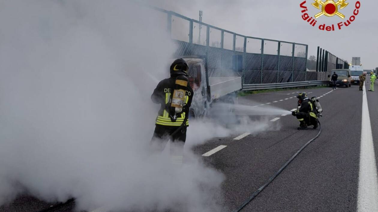 Modena, furgone in fiamme in autostrada: nessun ferito