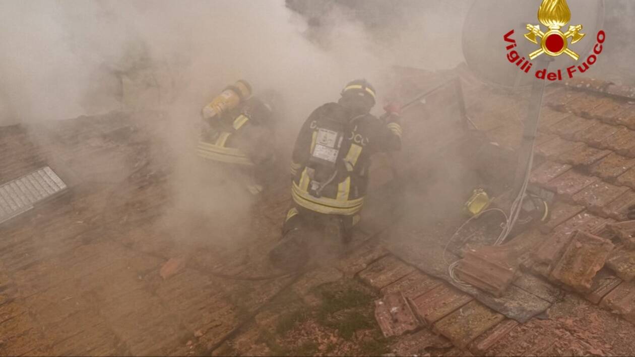 Castelvetro: a fuoco il tetto di una abitazione