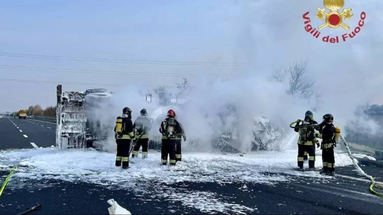 Caso in A4, autoarticolato tampona cisterna e prende fuoco
