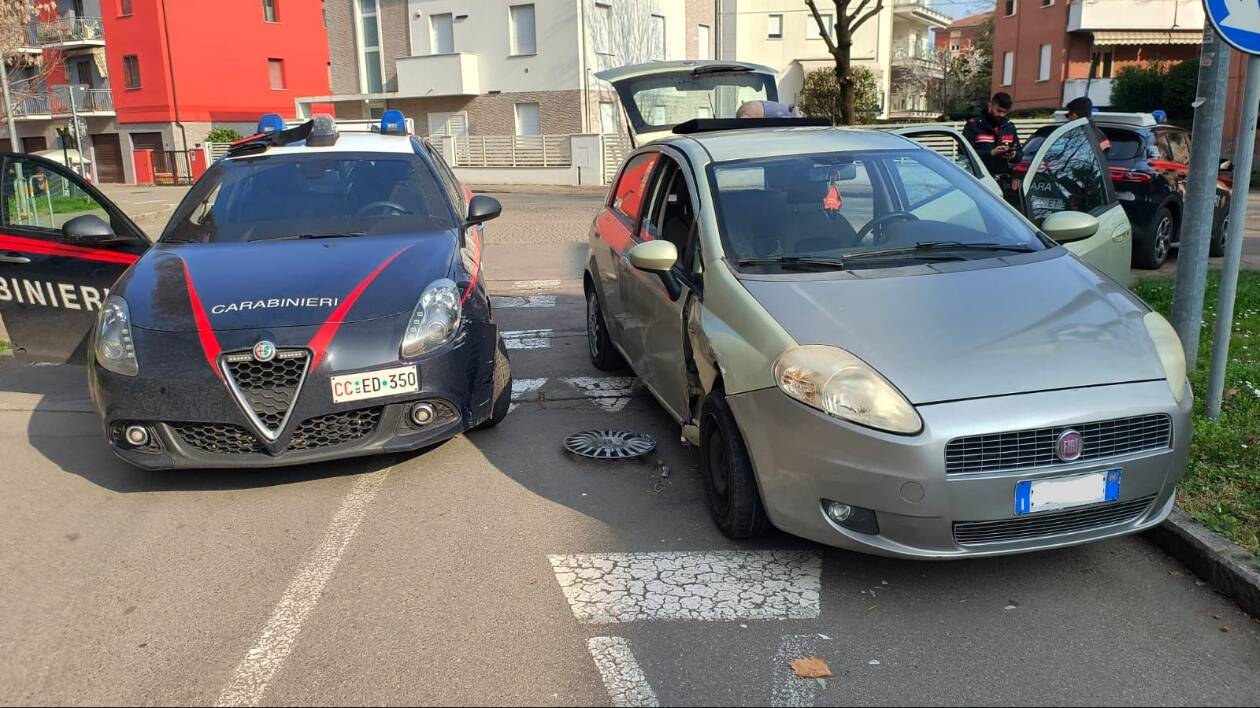 Ventunenne senza patente fugge all'alt e si scontra con i carabinieri: arrestato