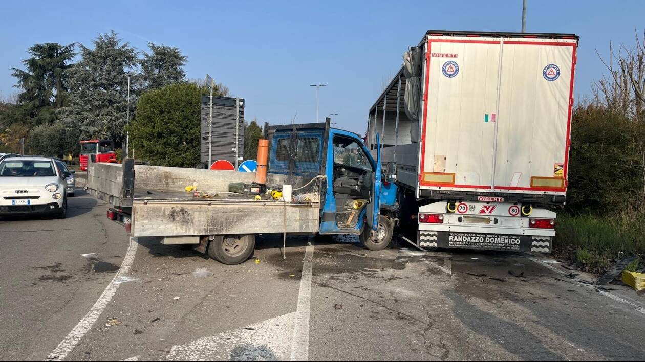 Fiorano, furgone sbanda e finisce contro un camion: conducente ferito