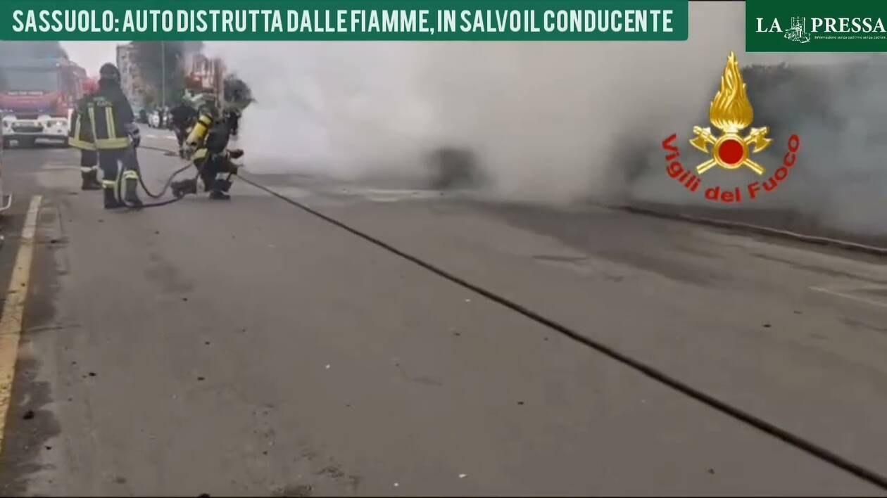 Sassuolo, auto in fiamme in via Rometta: illeso il conducente