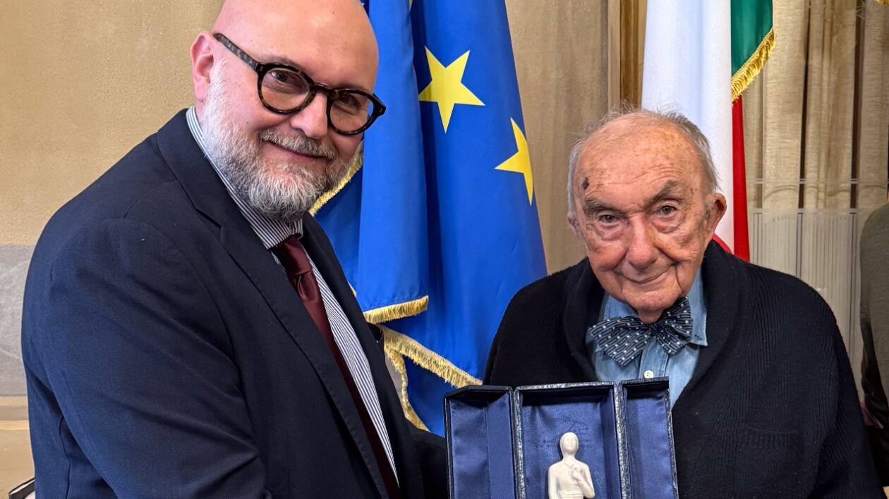 Modena, il sindaco ha consegnato la Bonissima e un Grosso a Beppe Zagaglia