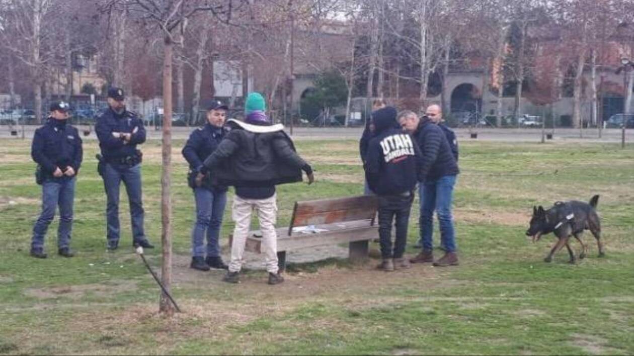 Noto spacciatore nasconde dosi tra i capelli: arrestato