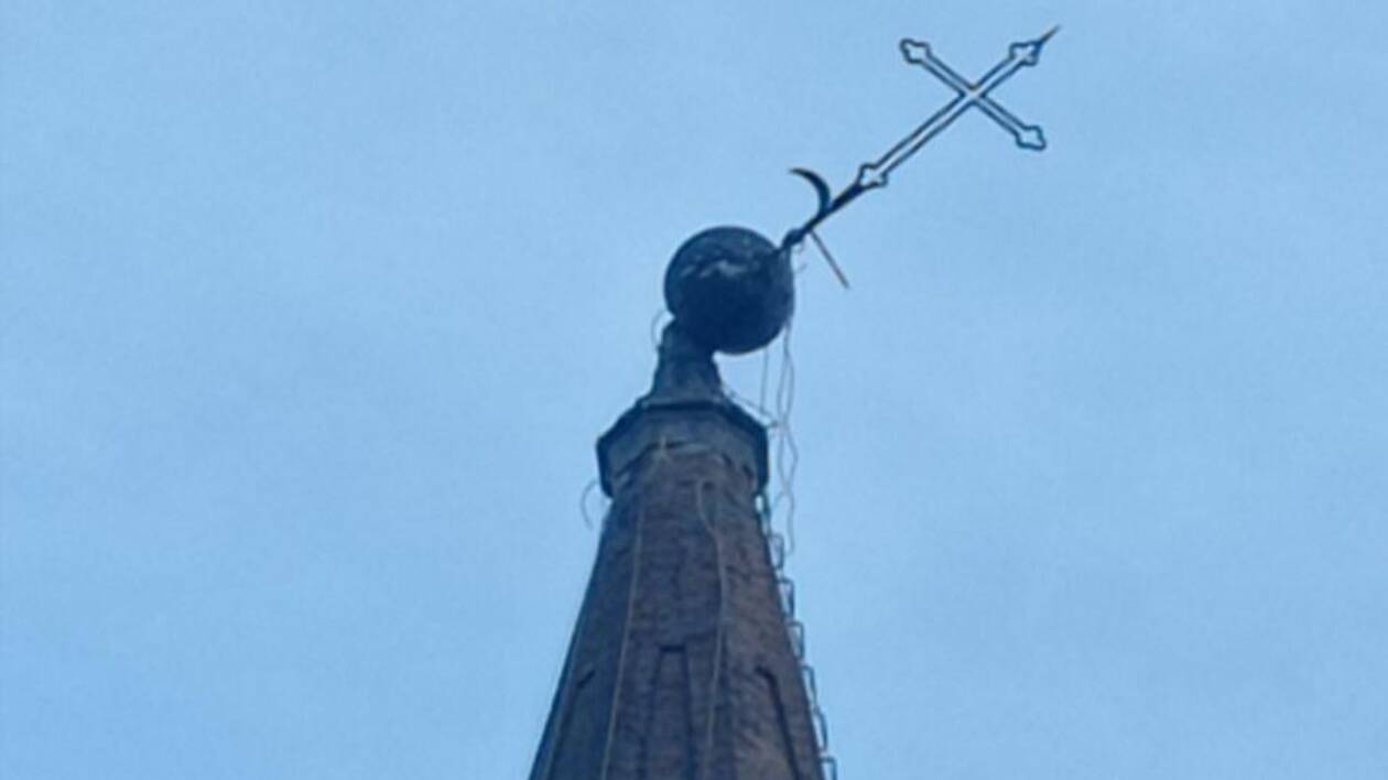 Spilamberto, la croce sul campanile rischia di crollare: chiusa la chiesa