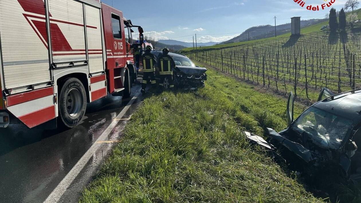 Modena, pauroso schianto sulla Nuova Estense: una macchina in fiamme