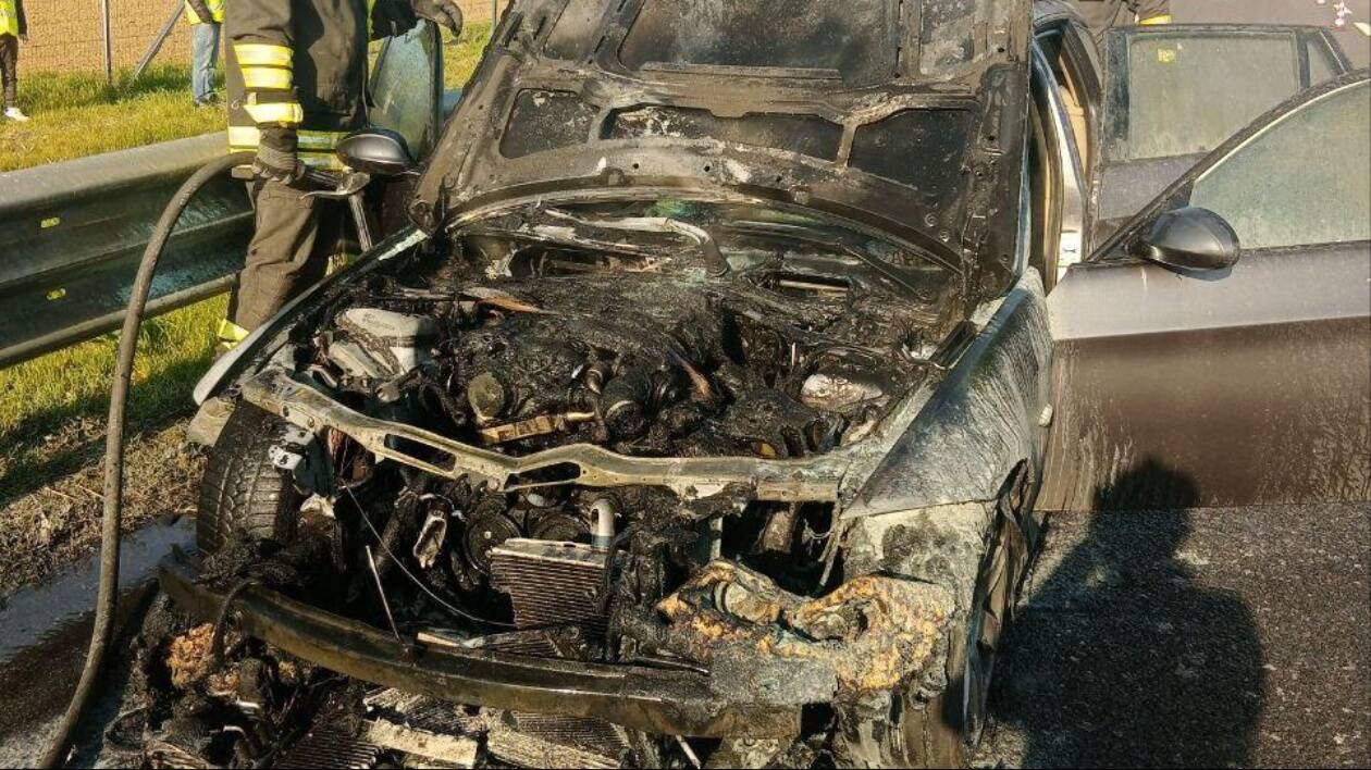 Auto prende fuoco sull'A1: nessun ferito
