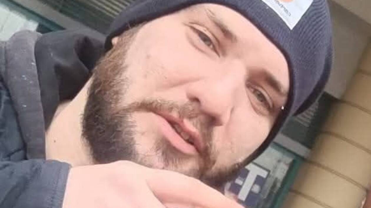 Finale Emilia, sbanda con l'auto e finisce contro un albero: muore a 35 anni