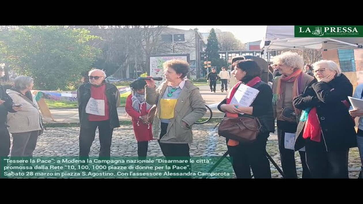 Donne contro la guerra e contro l'aborto, due cortei si incrociano in centro storico