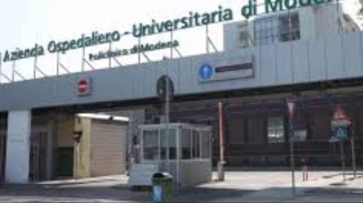 Modena, infermiere aggredito da un paziente con calci e pugni: 20 giorni di prognosi