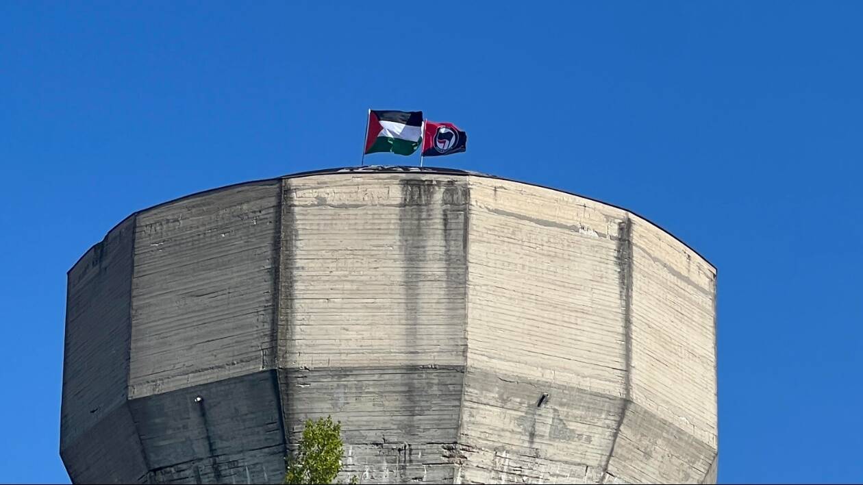Modena, bandiere anarchica antifa e palestinese sulla torre piezometrica di via Morane: vento sulla polemica