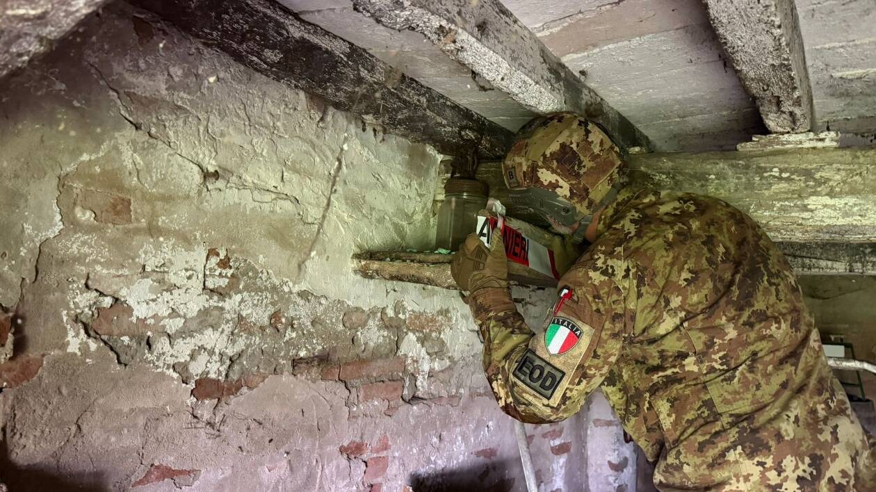 Modena, due bombe a mano in una vecchia cantina: artificieri sul posto