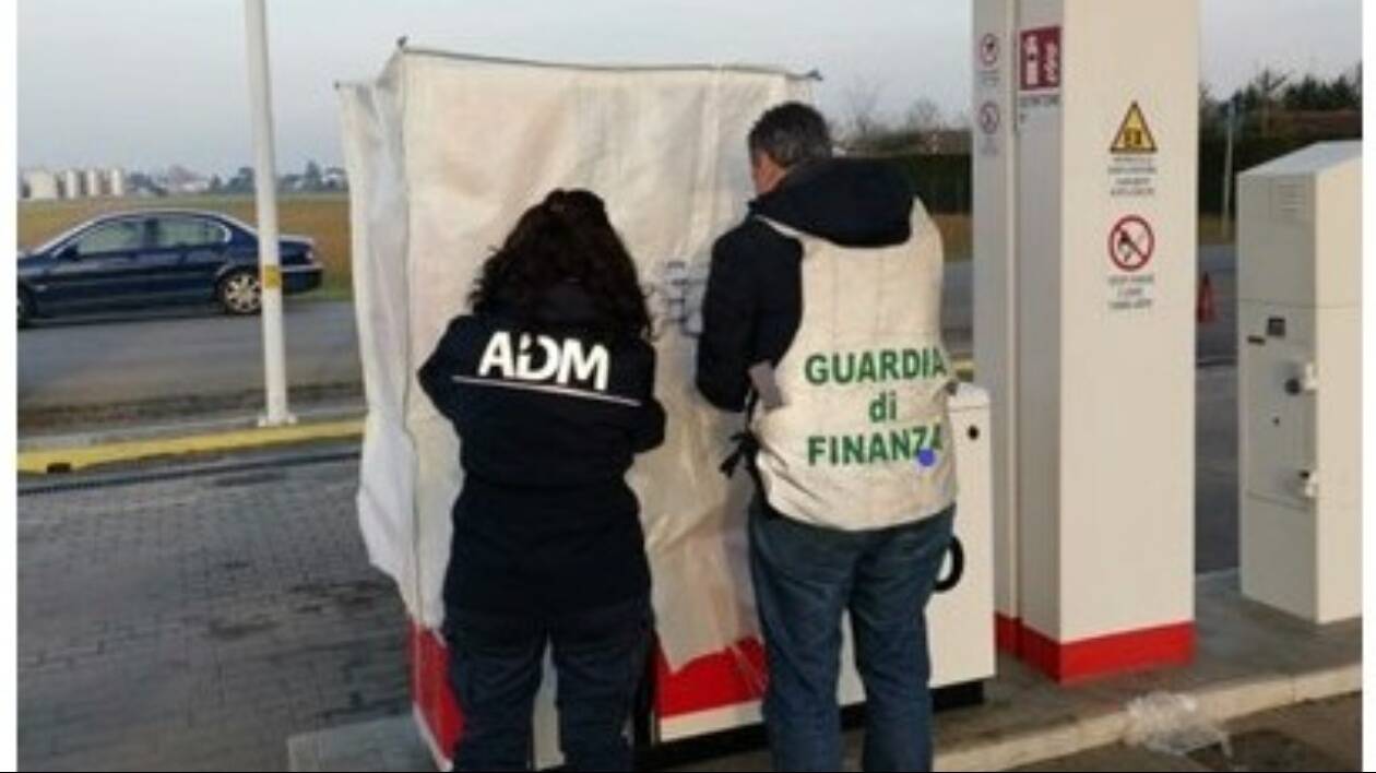 Modena, controlli di Finanza: irregolarità in diversi distributori, multe per 50mila euro