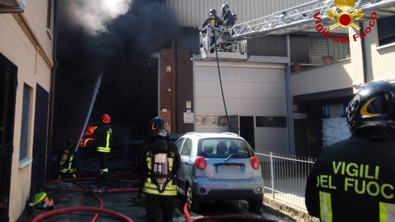 Modena, via Lussemburgo: a fuoco officina meccanica, colonna di fumo nella zona nord