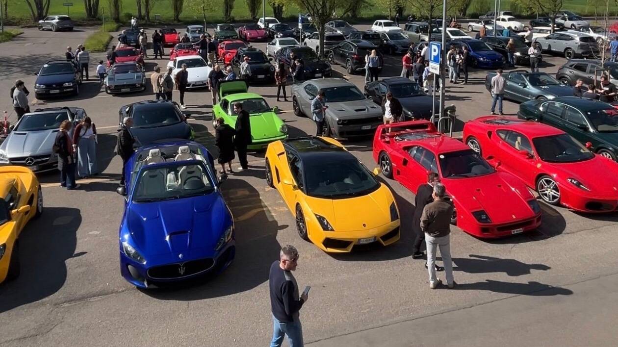 Caffè e motori: a Modena nel piazzale del Raffaello le auto da sogno