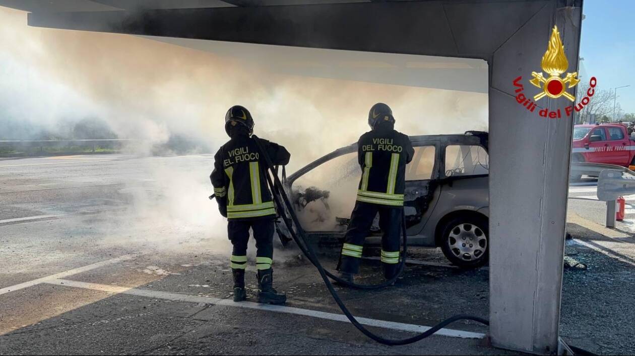 Modena, auto in fiamme all’ingresso dell’autostrada