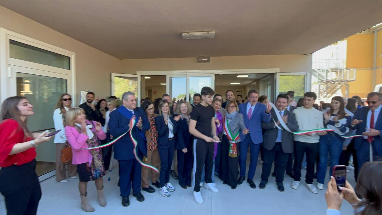 Vignola, taglio del nastro per il nuovo 'Spallanzani': ospiterà 9 classi