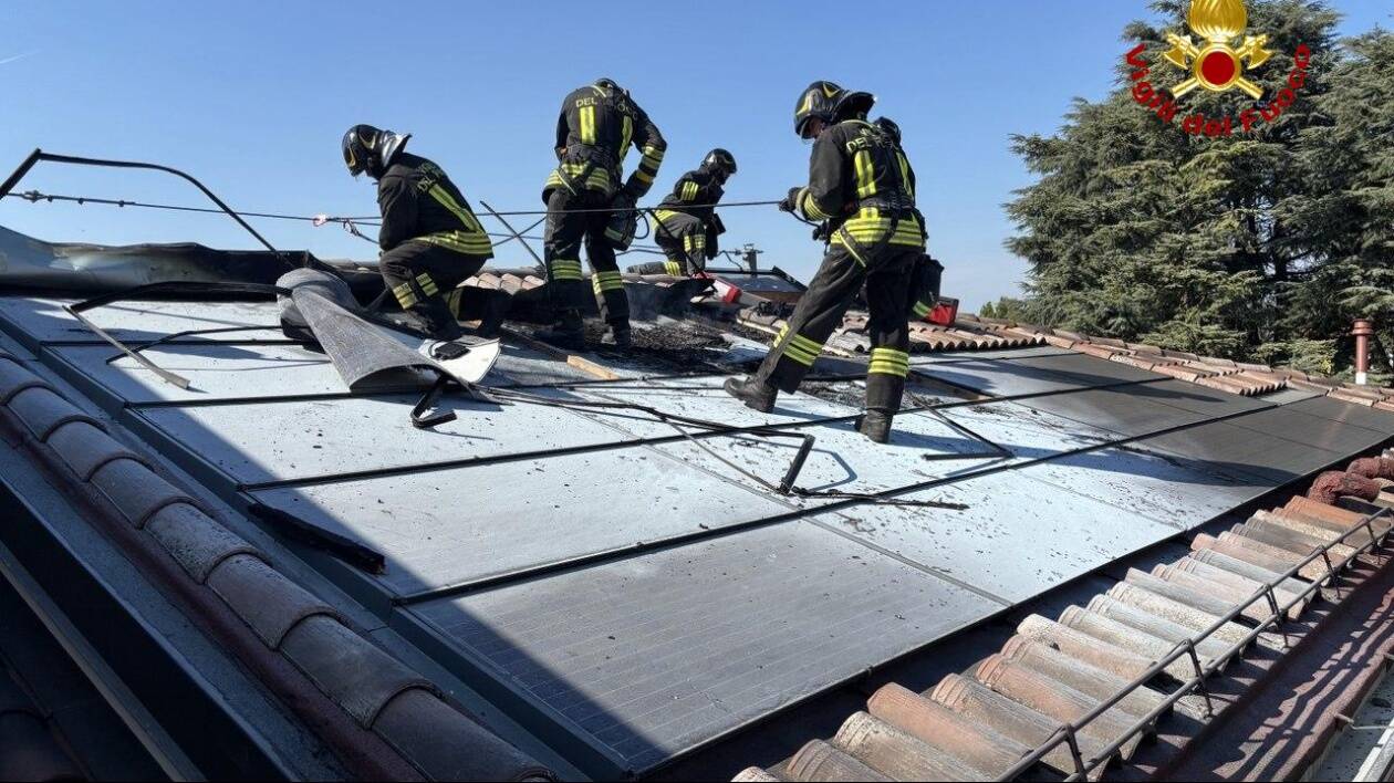 Castelfranco, impianto fotovoltaico in fiamme: paura in un'abitazione