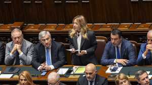 https://www.lapressa.it/articles/078403/giorgia-meloni-senato-crisi-internzionale-giuseppe-conte-elly-schlein-TN.jpg