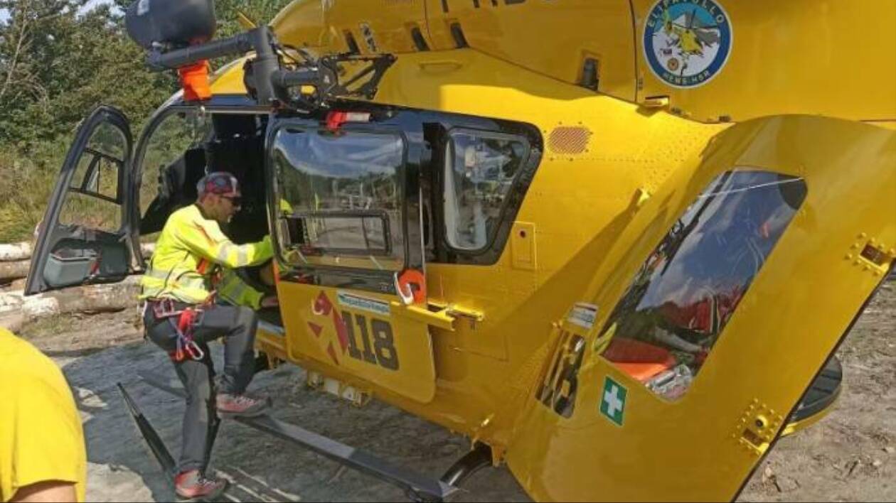 Fiumalbo, si ribalta col trattore: 65enne ferito