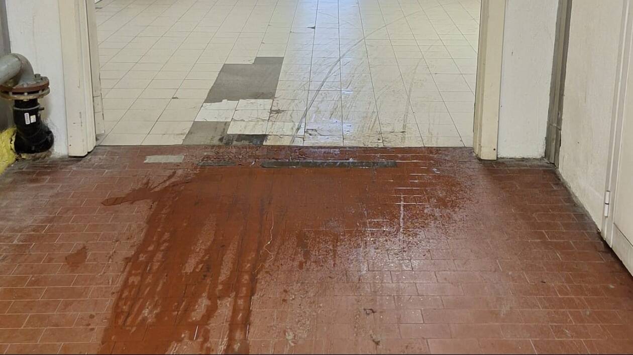 Modena, infiltrazioni d’acqua al Policlinico: pazienti costretti a transitare sotto perdite dai soffitti