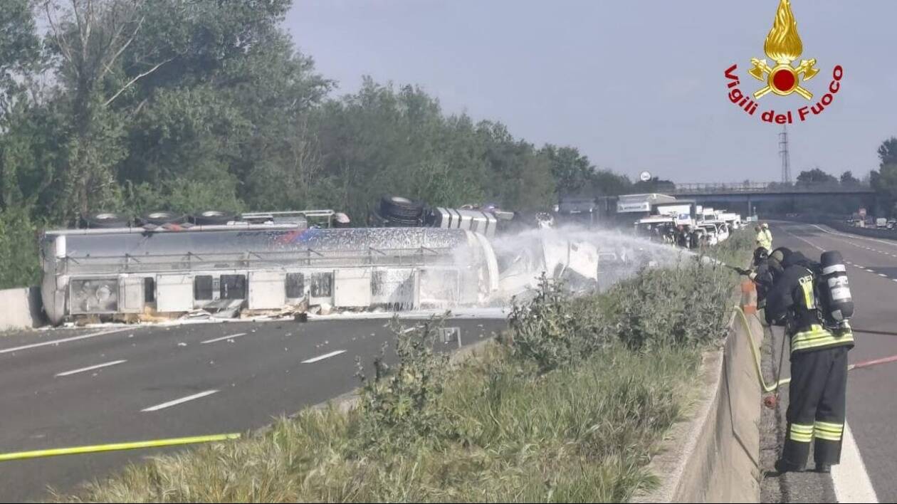 Autocisterna si ribalta sull'A14 a San Lazzaro: autista 54enne perde la vita, autostrada chiusa