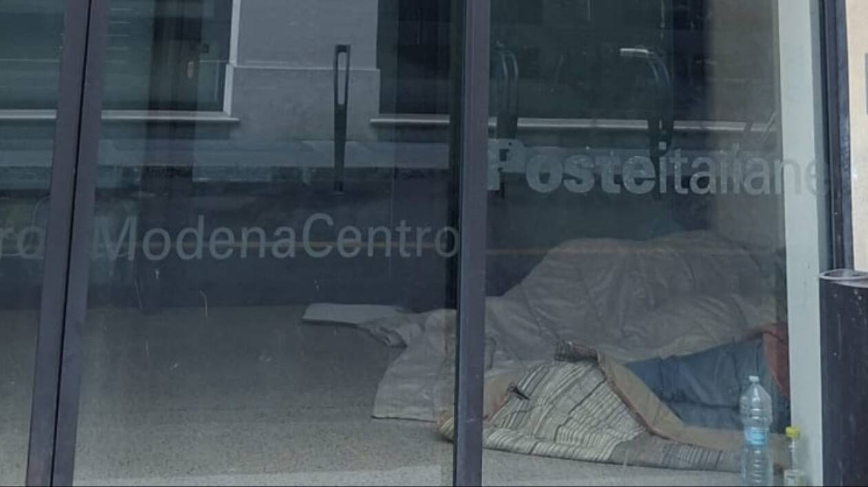 Posta centrale: accesso e area Bancomat trasformato in dormitorio