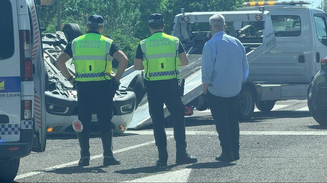 Modena, auto elettrica si ribalta in viale Corassori: conducente ferito
