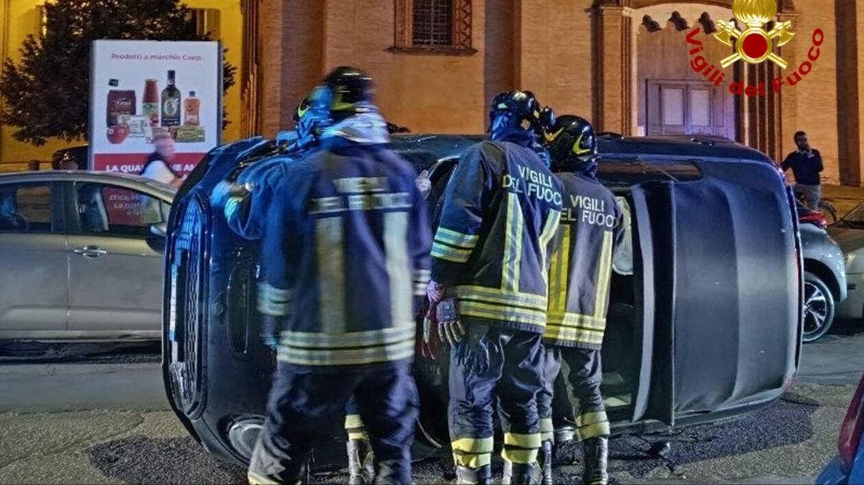 Modena: si ribalta con l'auto in pieno centro, estratto dai Vigili del Fuoco