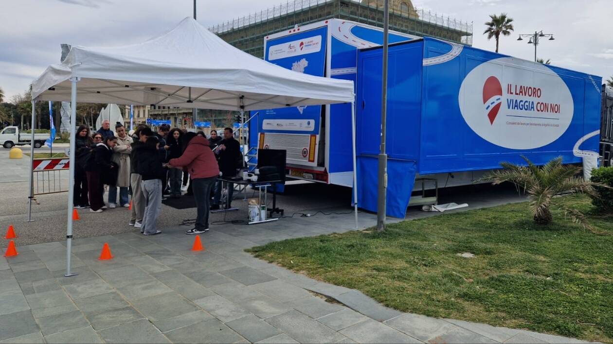 Lavoro, sicurezza, legalità e orientamente: a Modena un villaggio itinerante