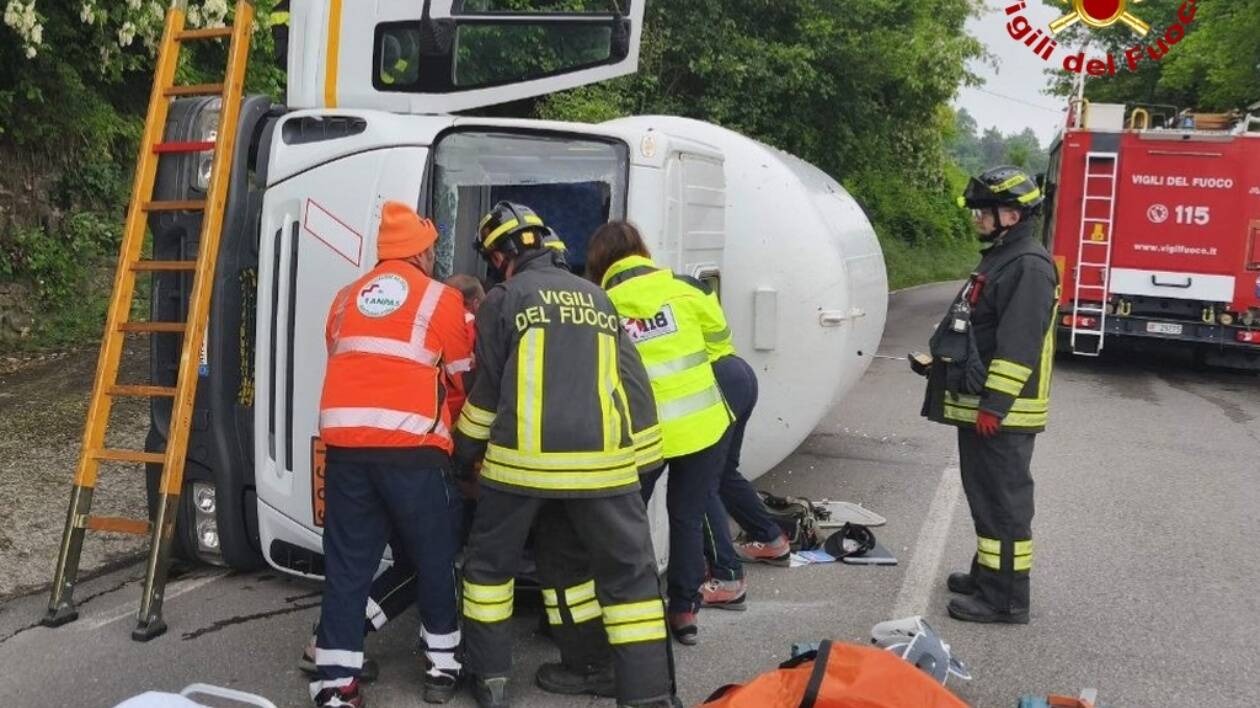 Guiglia, autocisterna Gpl si ribalta: isolata l'area