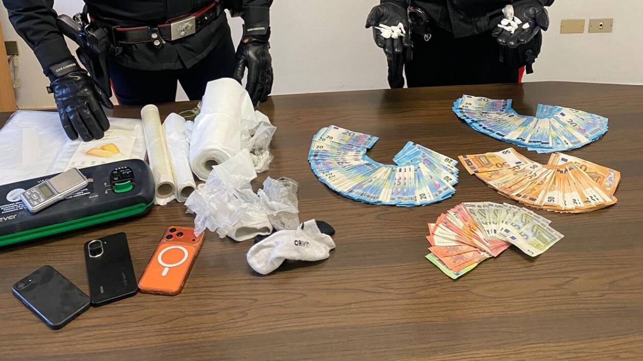 Sassuolo e Bastiglia, sequestrati cocaina, hashish e 8mila euro: arrestato marocchino