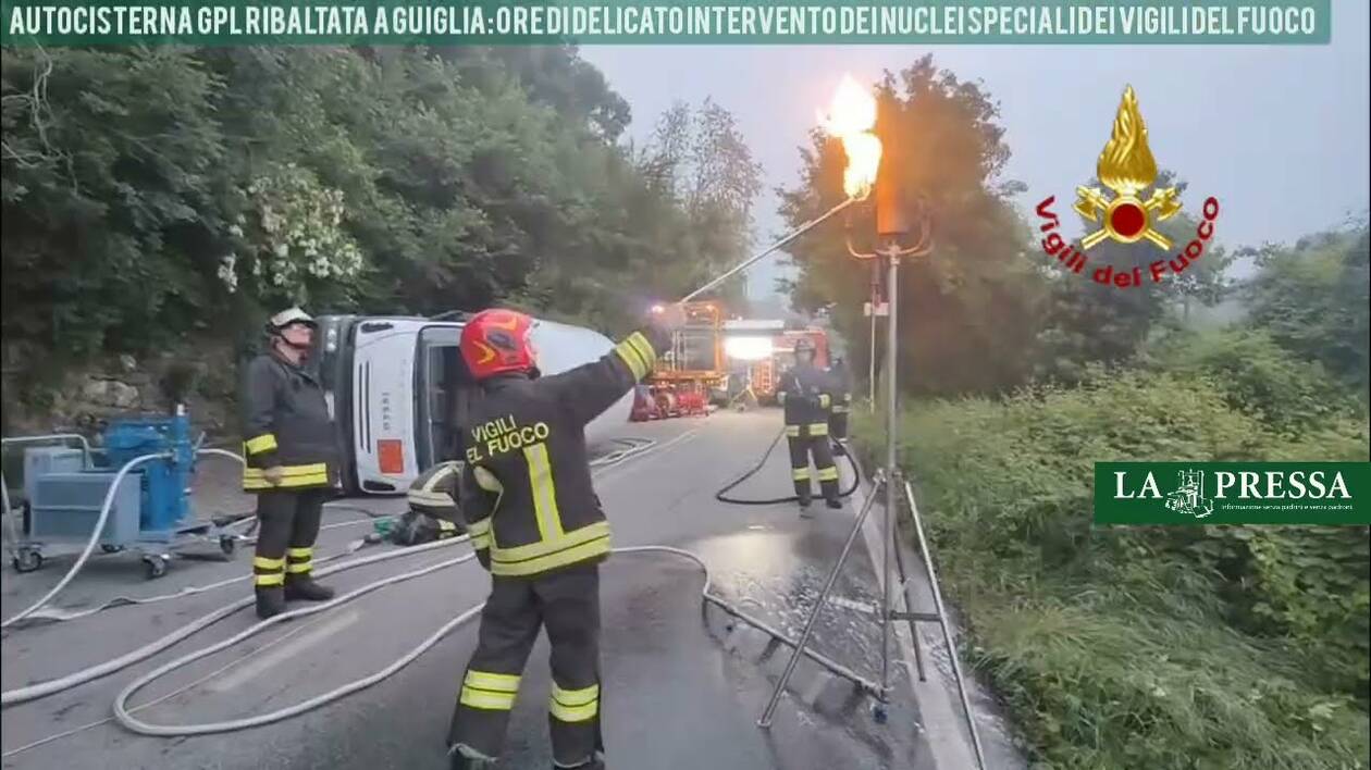 Rischio per autocisterna GPL ribaltata: le immagini del lavoro dei nuclei speciali VVFF